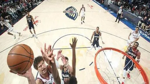 “在争议声中，拜仁球星支持下，汉斯·弗利克连任德国队主帅职务。”